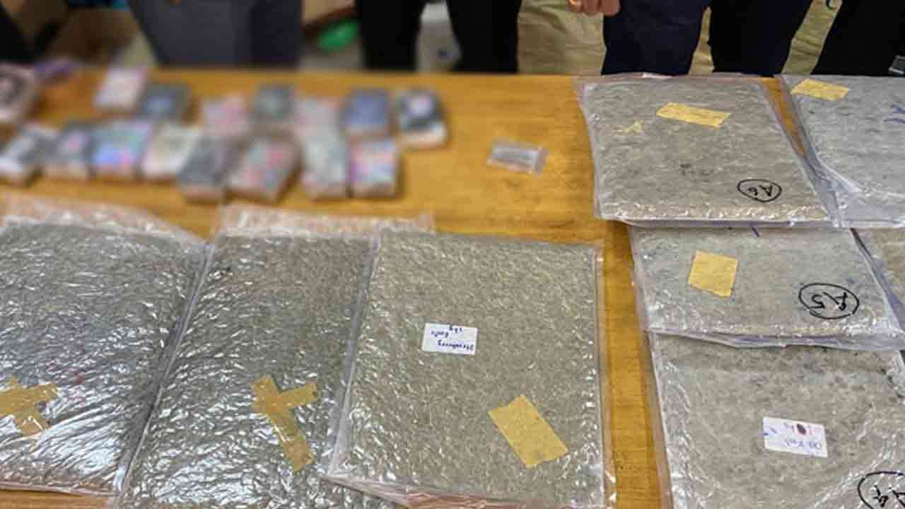 விமான நிலையத்தில் 13 கோடி ரூபாவுக்கும் அதிக பெறுமதியான போதைப்பொருட்களுடன் மூவர் கைது