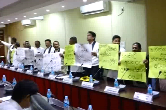 புதிய கல்விச் சீர்திருத்ததிற்கு எதிராக கறுப்புப் பட்டி அணிந்து போராட்டம்