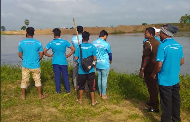 முதலை இழுத்துச் சென்ற இளம் குடும்பஸ்தர் சடலமாக மீட்பு முதலை இழுத்துச் சென்ற இளம் குடும்பஸ்தர் சடலமாக மீட்பு