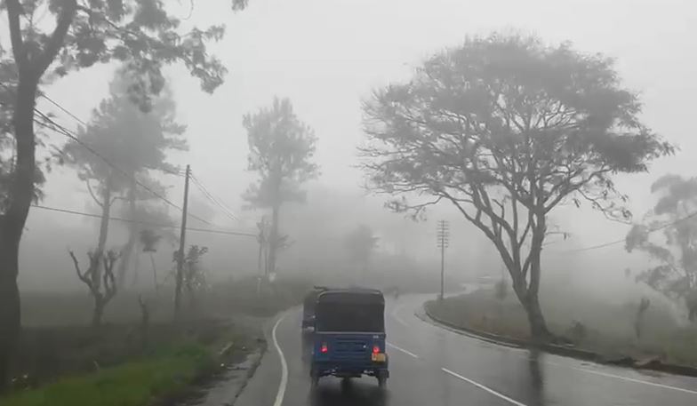 நுவரெலியாவில் அதிக பனிமூட்டம் – சாரதிகள் அவதானம் நுவரெலியாவில் அதிக பனிமூட்டம் – சாரதிகள் அவதானம்