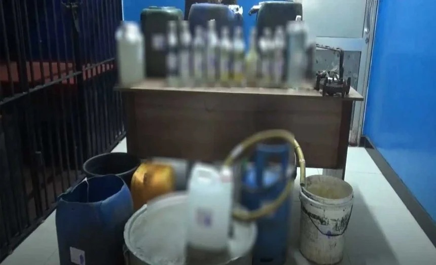 நாவலப்பிட்டியில் கசிப்பு உற்பத்தி செய்யும் இடம் சுற்றிவளைப்பு – மூவர் கைது