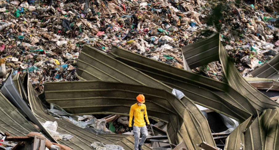 பிலிப்பைன்ஸில் சரிந்து வீழ்ந்த குப்பைக் கிடங்கு – 11 பேர் உயிரிழப்பு பிலிப்பைன்ஸில் சரிந்து வீழ்ந்த குப்பைக் கிடங்கு – 11 பேர் உயிரிழப்பு