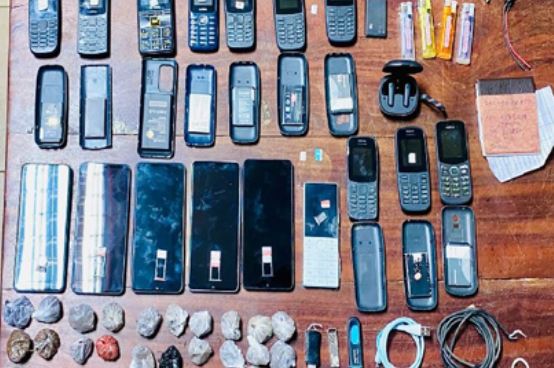 வெலிக்கடை சிறைச்சாலையில் இருந்து ஏராளமான தொலைபேசிகள் மீட்பு