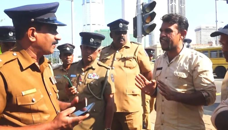 ஜனாதிபதி செயலகத்திற்கு அருகில் பதற்றம் ஜனாதிபதி செயலகத்திற்கு அருகில் பதற்றம்