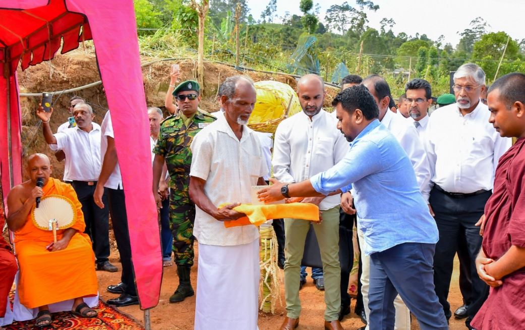 ‘கட்டியெழுப்புவோம் ஒன்றிணைந்த உறுதியுடன்’ தேசிய வேலைத்திட்டம் ஜனாதிபதி தலைமையில் ஆரம்பம் ‘கட்டியெழுப்புவோம் ஒன்றிணைந்த உறுதியுடன்’ தேசிய வேலைத்திட்டம் ஜனாதிபதி தலைமையில் ஆரம்பம்