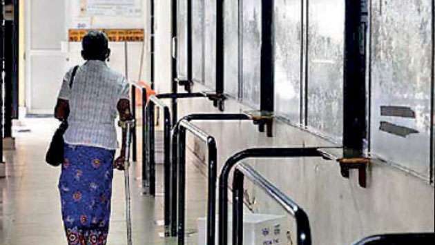 நான்காவது நாளாக நீடிக்கும் தொழிற்சங்க நடவடிக்கை – நோயாளர்கள் அவதி நான்காவது நாளாக நீடிக்கும் தொழிற்சங்க நடவடிக்கை – நோயாளர்கள் அவதி