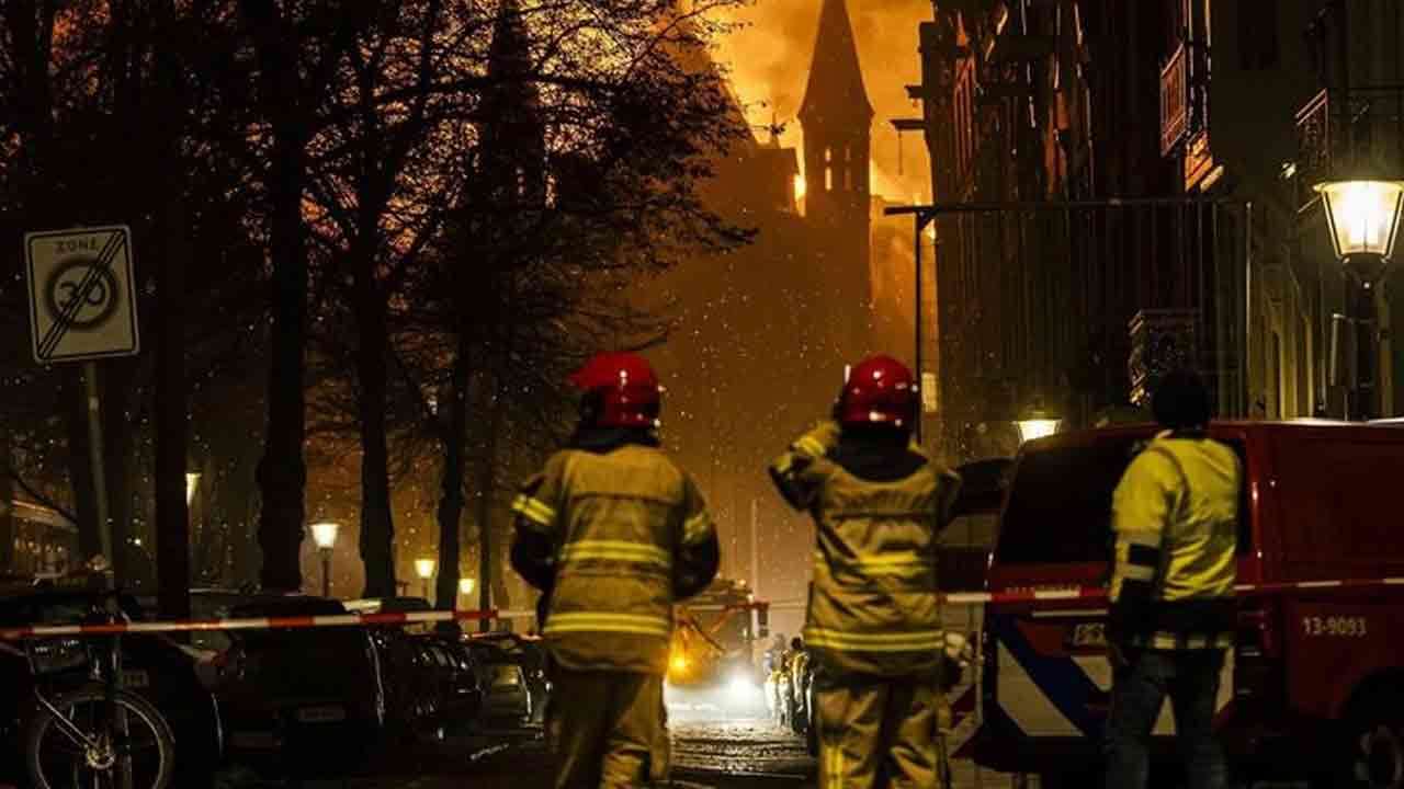 நெதர்லாந்தில் அதிர்ச்சி: வொண்டெல்கெர்க் தேவாலயத்தில் பயங்கர தீ விபத்து