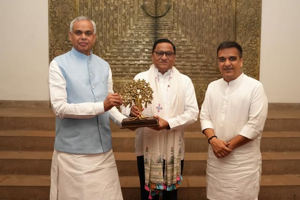 குஜராத் மாநில வரலாற்றில் புனித சின்னங்கள் வெளிநாட்டிற்கு எடுத்து செல்லப்படுவது இதுவே முதல் முறையாகும்