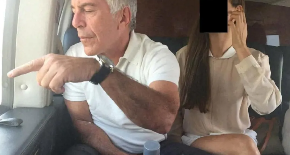 பாதிக்கப்பட்டவர்களின் தகவல்கள் கசிவு – ஆயிரக்கணக்கான எப்ஸ்டீன் ஆவணங்களை நீக்கிய அமெரிக்க நீதித்துறை 