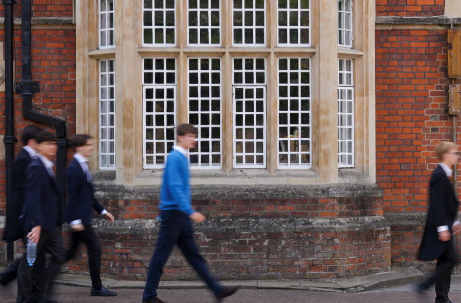 மாணவனை பாலியல் வன்கொடுமை செய்த பிரித்தானியாவின் பிரபல பாடசாலை ஆசிரியருக்கு சிறைத்தண்டனை