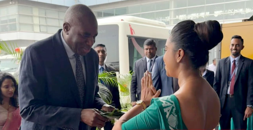 பிரித்தானிய துணைப் பிரதமர் நாட்டை வந்தடைந்தார் பிரித்தானிய துணைப் பிரதமர் நாட்டை வந்தடைந்தார்