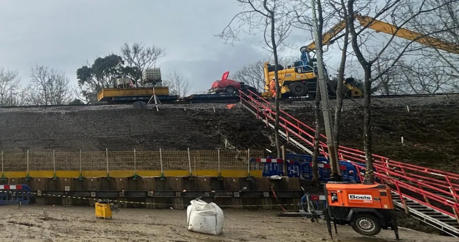 சசெக்ஸ் மற்றும் சர்ரே இடையேயான ரயில் பாதை மீண்டும் வழமைக்கு
