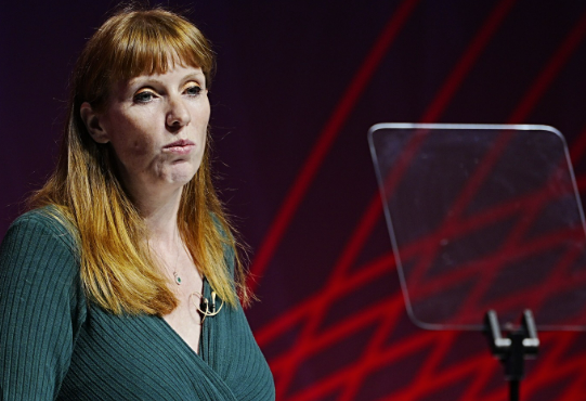 இங்கிலாந்து பிரதமர் பதவி விலக வேண்டும் – ஏஞ்சலா ரெய்னரே கோரிக்கை