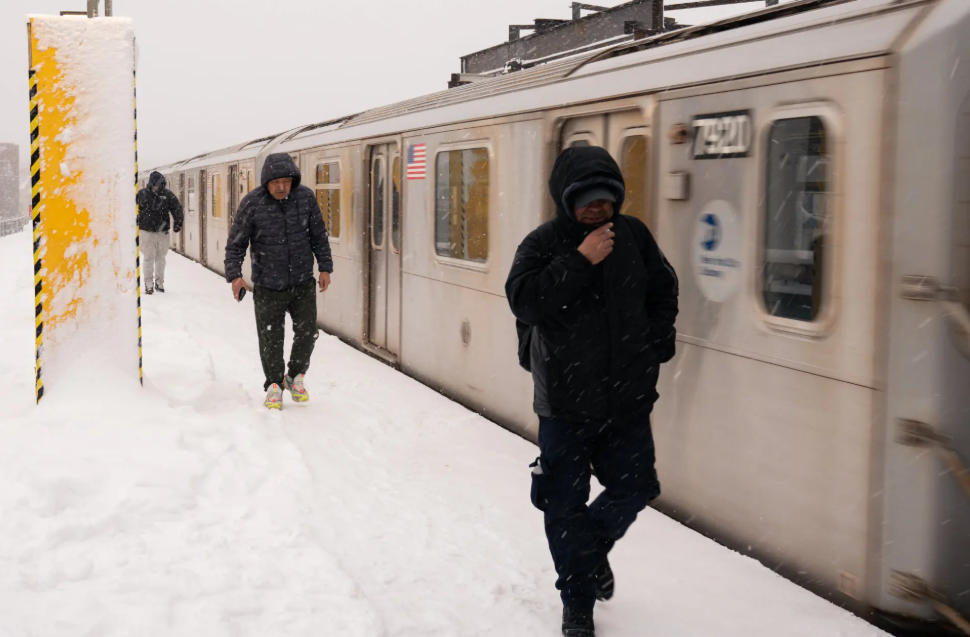 நியூயோர்க்கில் 150 ஆண்டுகளில் இல்லாதளவுக்கு மிக மோசமான பனிப்புயல்