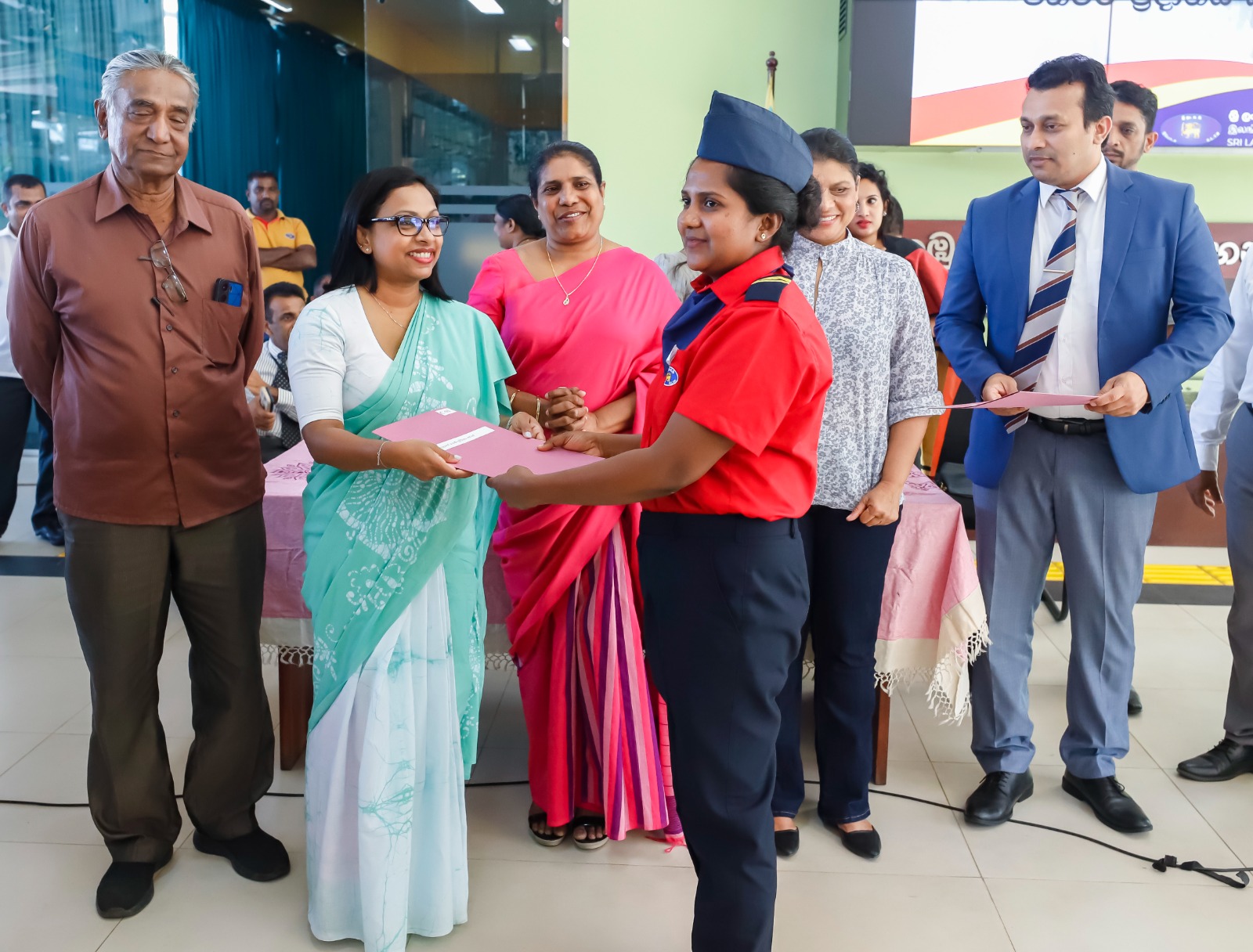 இலங்கையில் பெண் சாரதிகள் முதல் முறையாக நியமனம்