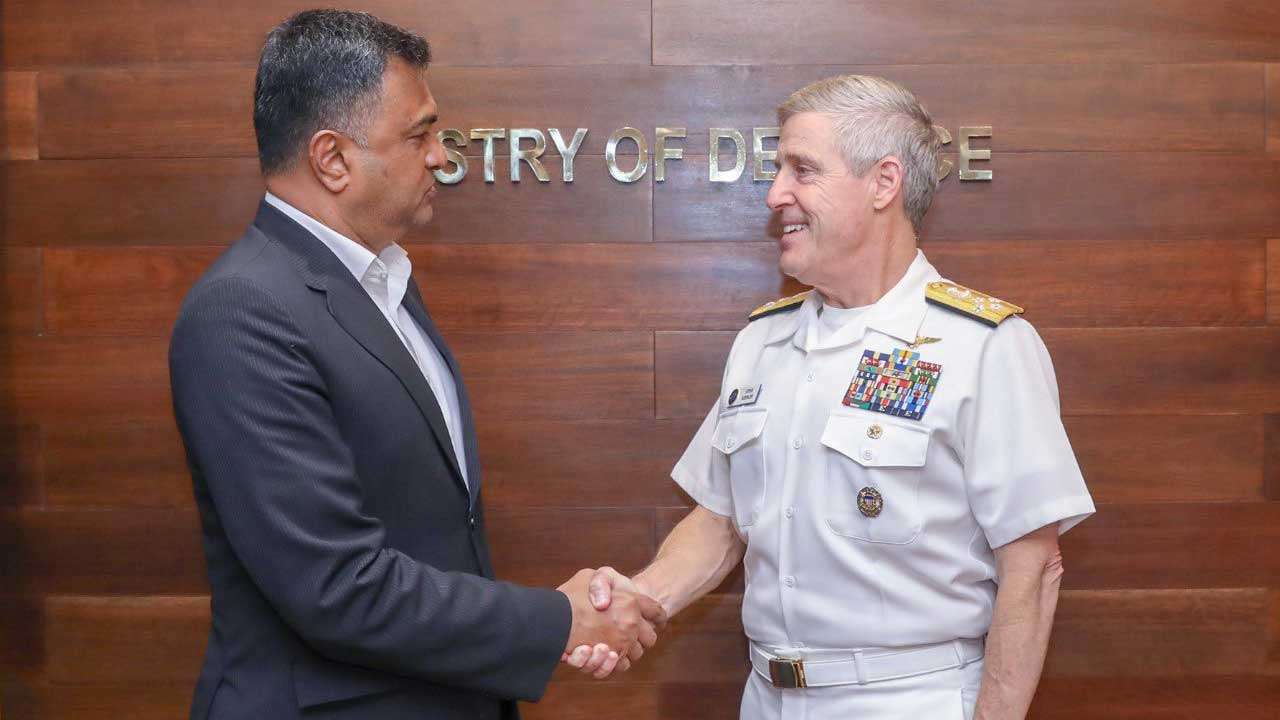 பாதுகாப்பு செயலாளரை சந்தித்த, அமெரிக்க கடற்படை தளபதி