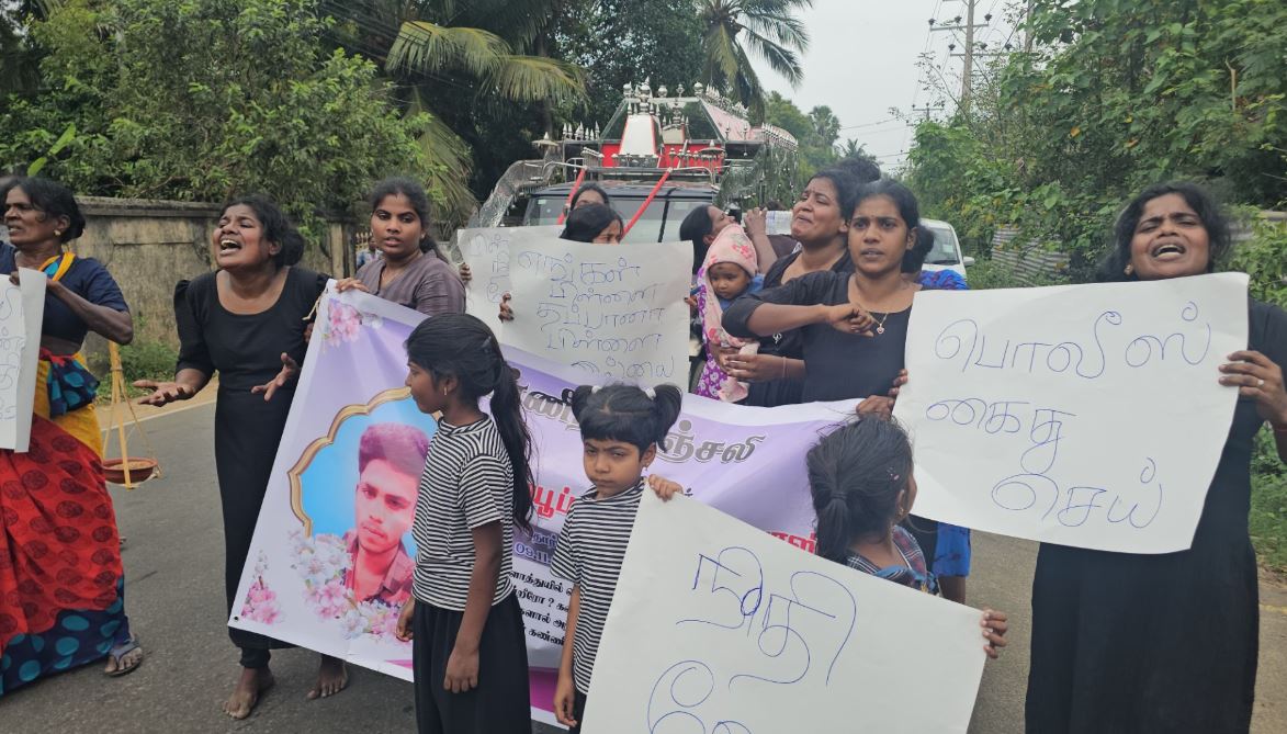 யாழில் சிறுவனை கொலை செய்த பொலிஸாரை கைது செய்யுமாறு கோரி சடலத்துடன் வீதியில் போராடிய உறவுகள்!