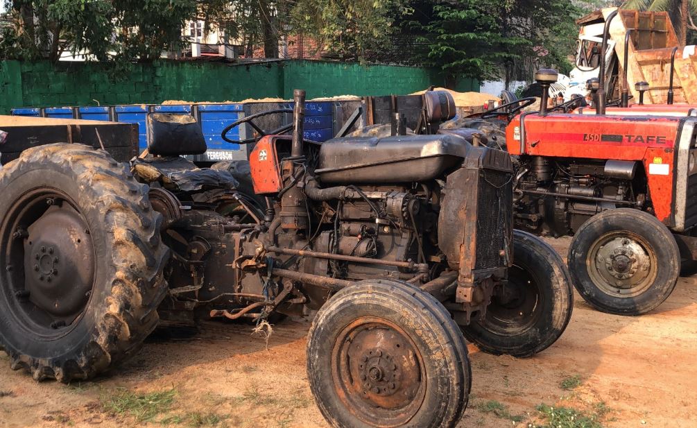 சமிக்கையை மீறி சென்ற உழவு இயந்திரம் மீது துப்பாக்கிச் சூடு – கிளிநொச்சியில் சம்பவம்