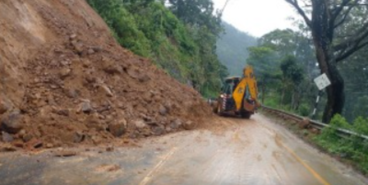 மண்சரிவு காரணமாக பசறை – பதுளை பிரதான வீதியில் போக்குவரத்து பாதிப்பு