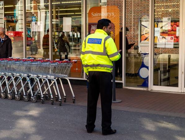 பிரித்தானியாவில் சில்லறைக் கடைகளை குறிவைக்கும் குற்றக் கும்பல்கள்