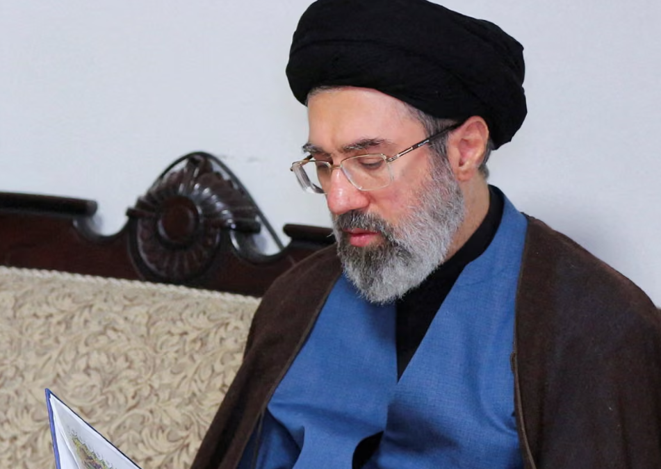 தந்தையின் பாதையில் மகன் – திரைமறைவிலிருந்து ஈரானின் அதிகார உச்சிக்குச் சென்ற மொஜ்தபா