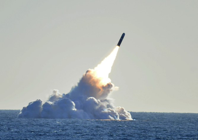 அணு குண்​டு​களை சுமந்து செல்லும் திறன் கொண்ட அதிநவீன ஏவுகணையை சோதனை செய்த அமெரிக்கா