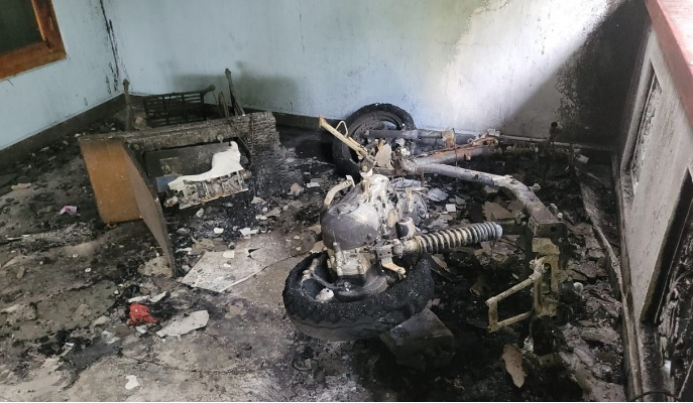 யாழில் வன்முறை கும்பல் வெறியாட்டம்: ஒரே இரவில் ஐந்து வீடுகள்மீது தாக்குதல்