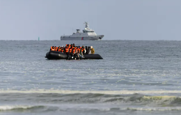 English Channel வழியாக சட்டவிரோத குடியேற்றவாசிகளின் வருகை அதிகரிப்பு – எதிர்க்கட்சிகள் அரசாங்கத்தின் மீது கடும் விமர்சனம்