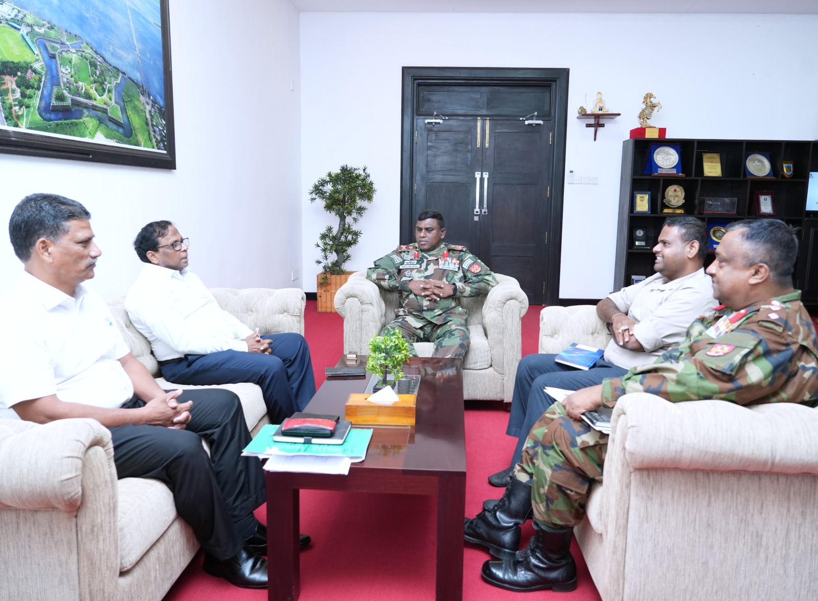 பலாலியில் முக்கிய சந்திப்பு: யாழ். கட்டளைத் தளபதியைச் சந்தித்தார் வடமாகாண ஆளுநர் நா.வேதநாயகன்