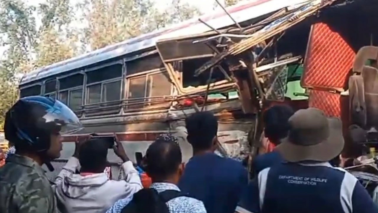 ஹபரணை – பொலன்னறுவை வீதியில் விபத்து – 10 பேர் காயம் ஹபரணை – பொலன்னறுவை வீதியில் விபத்து – 10 பேர் காயம்