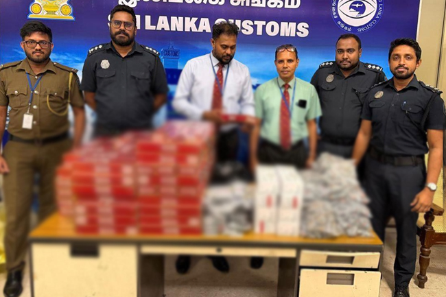 விமான நிலையத்தில் ஒரு கோடி ரூபாவுக்கும் அதிக பெறுமதியான பொருட்களுடன் ஐவர் கைது