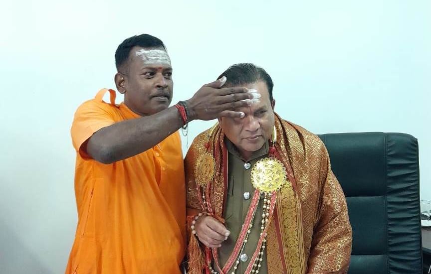 பைபிள் விவகாரம் – திருநீறு பட்டை அணிவித்து நன்றி சொன்ன சிவசேனை