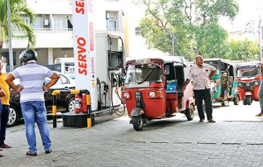 எரிபொருள் வரிசை தொடர்ந்தால் மீளவும் QR குறியீடு அறிமுகப்படுத்த கட்டாயம் ஏற்படும் – அரசாங்கம் எச்சரிக்கை