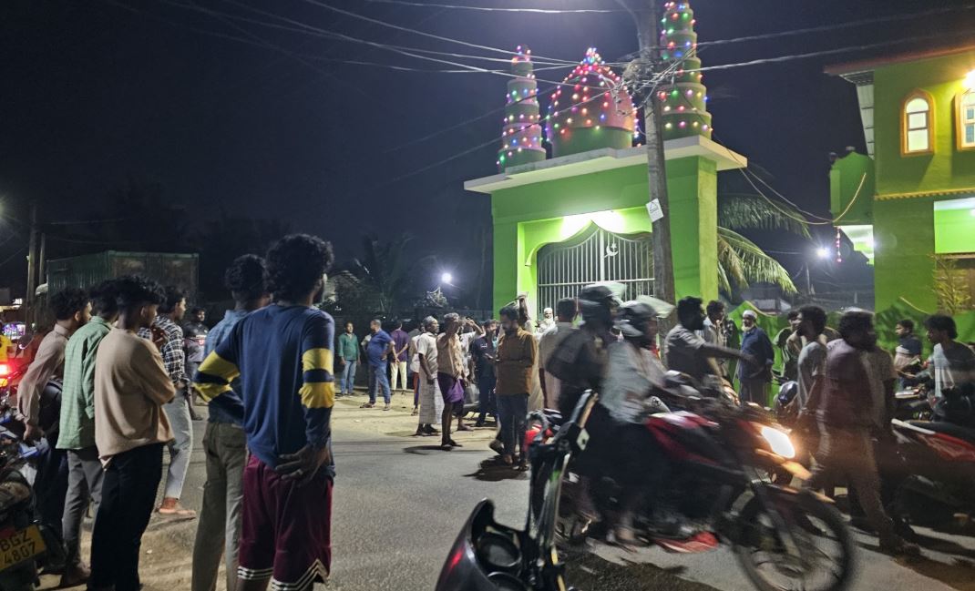 யாழில் உள்ள பள்ளிவாசலுக்குள் தொழுகை இடம்பெறும்போது வாளுடன் சென்றவரால் பரபரப்பு!