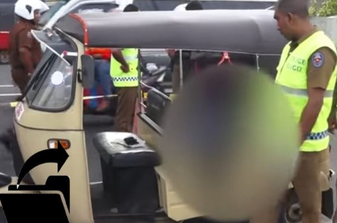 முச்சக்கர வண்டியில் இருந்து மீட்கப்பட்ட சடலம் முச்சக்கர வண்டியில் இருந்து மீட்கப்பட்ட சடலம்