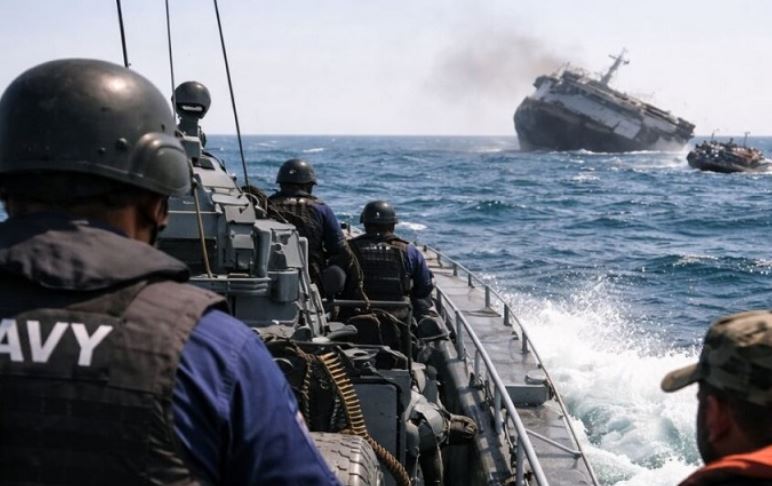 இலங்கை அருகே ஈரானிய போர் கப்பல் மீது நீர்மூழ்கிக் கப்பல் தாக்குதல் – 100க்கும் மேற்பட்டவர்கள் மாயம் இலங்கை அருகே ஈரானிய போர் கப்பல் மீது நீர்மூழ்கிக் கப்பல் தாக்குதல் – 100க்கும் மேற்பட்டவர்கள் மாயம்