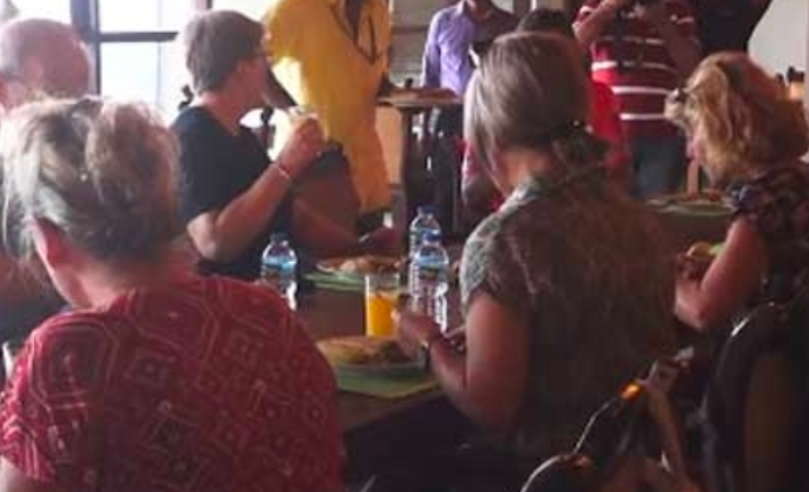 சுற்றுலாப் பயணிகளுக்கு இலவச உணவு