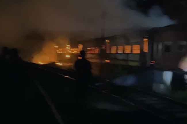 காலி ரயில் நிலையத்திற்கு அருகில் 04 ரயில் பெட்டிகளில் தீப்பரவல்