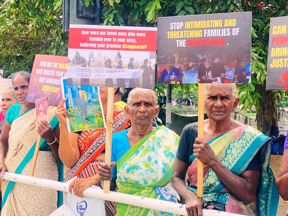 கண்ணீர் சுமக்கும் கரங்கள்: நீதிக்கான பெண்களின் அறப்போராட்டம்