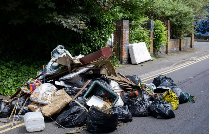 இங்கிலாந்தில் சட்டவிரோதமாக குப்பை கொட்டும் சம்பவங்கள் அதிகரிப்பு