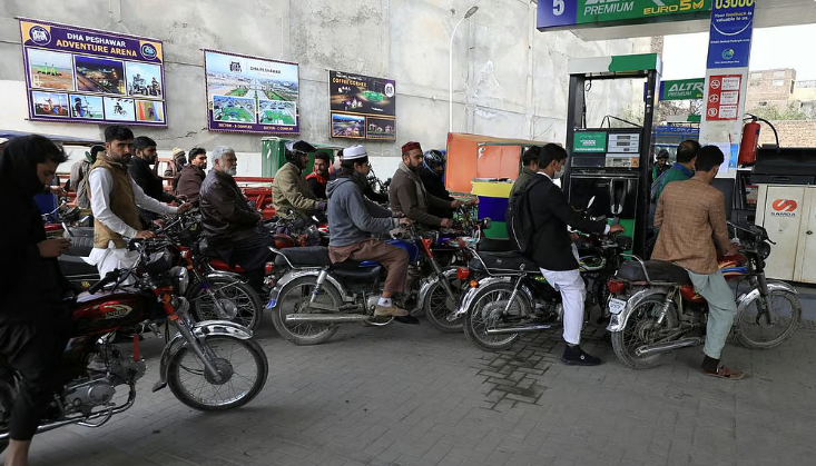 பாகிஸ்தானில் பெட்ரோல், டீசல் விலை 50% உயர்வு