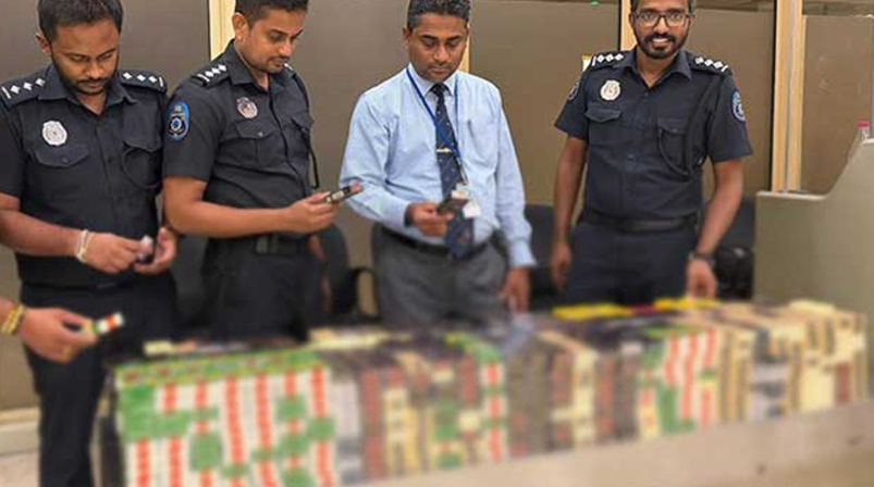 விமான நிலையத்தில் பல இலட்சம் ரூபா பெறுமதியான சிகரெட்டுகளுடன் கைதான சீனப் பிரஜை