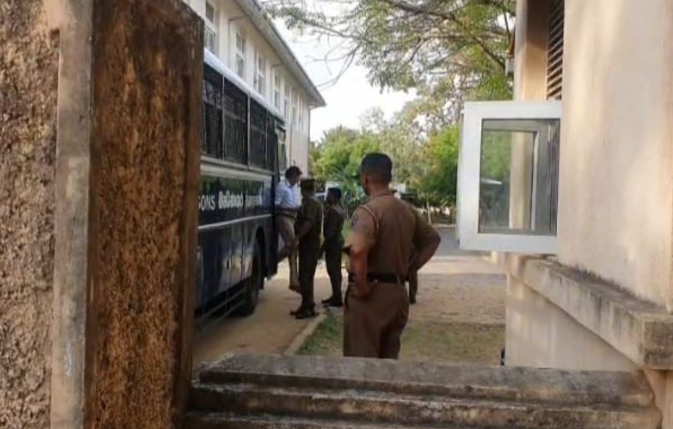 கைவிலங்குடன் நீதிமன்றுக்கு அழைத்து வரப்பட்ட அர்ச்சுனா எம்.பி