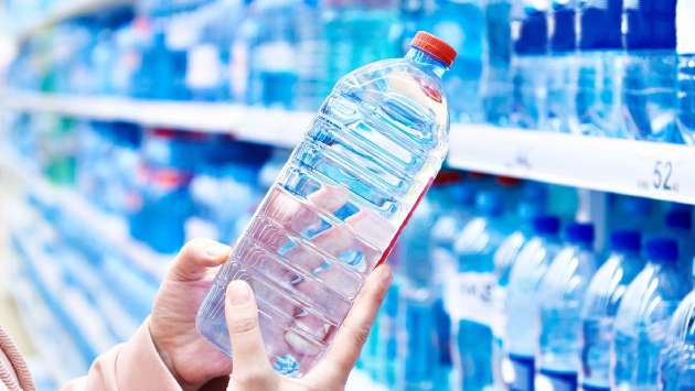 அரிசி, குடிநீர் போத்தல்களை அதிக விலைக்கு விற்பனை செய்யும் கடைகள் சுற்றிவளைப்பு