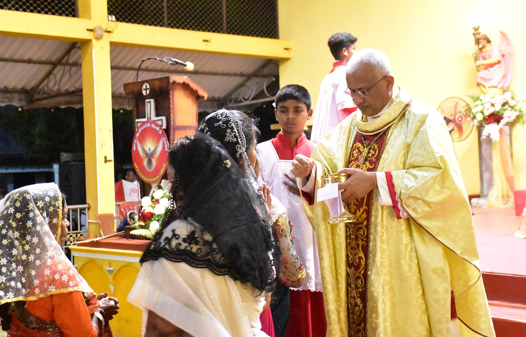 மன்னார் தூய செபஸ்தியார் பேராலயத்தில் உயிர்த்த ஞாயிறு நள்ளிரவுத் திருப்பலி – ஆயிரக்கணக்கான பக்தர்கள் பங்கேற்பு